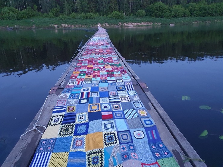 Slutišķos Tautas mākslas festivālā «Augšdaugava 2023» atklāj Lielā Augšdaugavas musturdeķa tiltu. Foto: Inese Minova Slutišķos Tautas mākslas festivālā «Augšdaugava 2023» atklāj Lielā Augšdaugavas musturdeķa tiltu. Foto: Inese Minova 337676