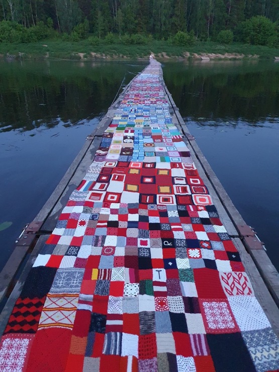 Slutišķos Tautas mākslas festivālā «Augšdaugava 2023» atklāj Lielā Augšdaugavas musturdeķa tiltu. Foto: Inese Minova Slutišķos Tautas mākslas festivālā «Augšdaugava 2023» atklāj Lielā Augšdaugavas musturdeķa tiltu. Foto: Inese Minova 337679