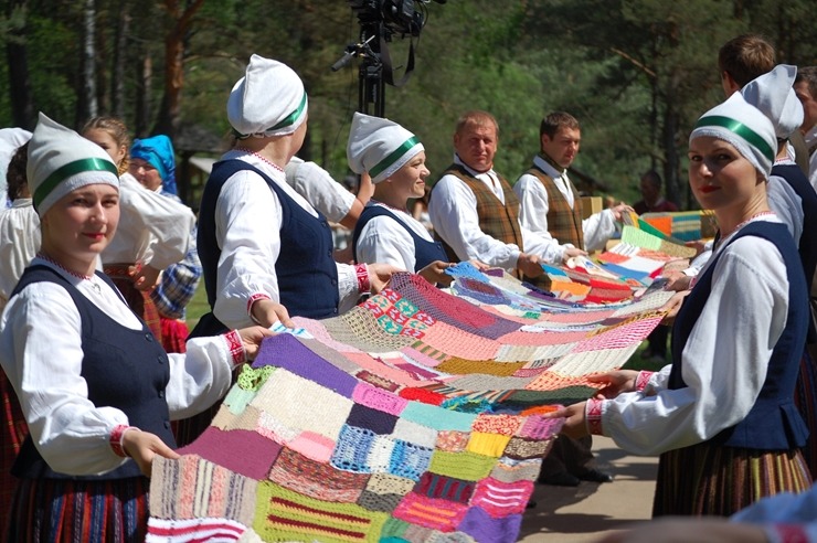 Slutišķos Tautas mākslas festivālā «Augšdaugava 2023» atklāj Lielā Augšdaugavas musturdeķa tiltu. Foto: Inese Minova Slutišķos Tautas mākslas festivālā «Augšdaugava 2023» atklāj Lielā Augšdaugavas musturdeķa tiltu. Foto: Inese Minova 337656