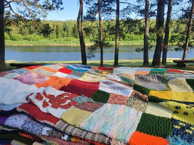 Slutišķos Tautas mākslas festivālā «Augšdaugava 2023» atklāj Lielā Augšdaugavas musturdeķa tiltu. Foto: Inese Minova Slutišķos Tautas mākslas festivālā «Augšdaugava 2023» atklāj Lielā Augšdaugavas musturdeķa tiltu. Foto: Inese Minova 337657