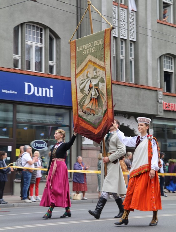 Skati dziesmu un deju svētku dalībnieku gājienu Rīgā - «Novadu dižošanās» 338543