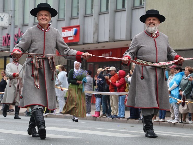 Skati dziesmu un deju svētku dalībnieku gājienu Rīgā - «Novadu dižošanās» 338580