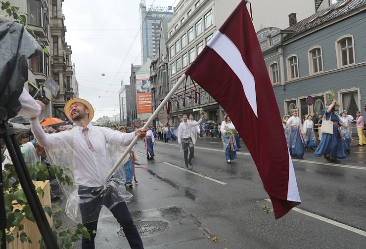 Skati dziesmu un deju svētku dalībnieku gājienu Rīgā - «Novadu dižošanās» 338616