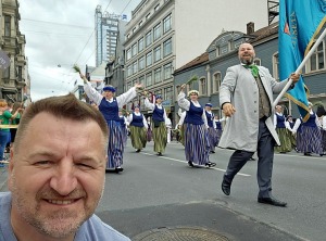 100