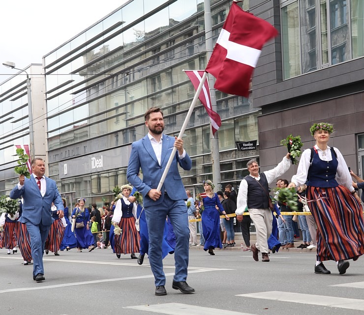 Skati «Novadu dižošanās» - dziesmu un deju svētku dalībnieku gājienu Rīgā 338718