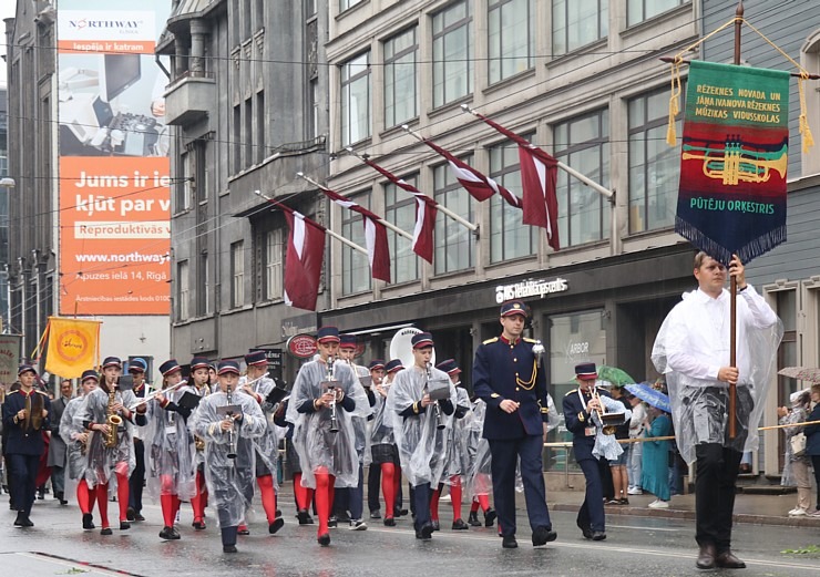 Rīdzinieki skata dziesmu un deju svētku dalībnieku gājienu Rīgā - «Novadu dižošanās» 338834