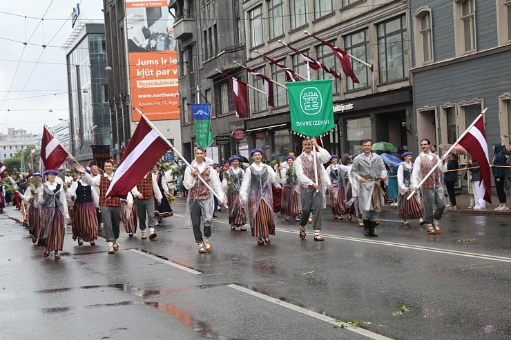 Atpazīsti savējos dziesmu un deju svētku dalībnieku gājienu Rīgā - «Novadu dižošanās» 338977