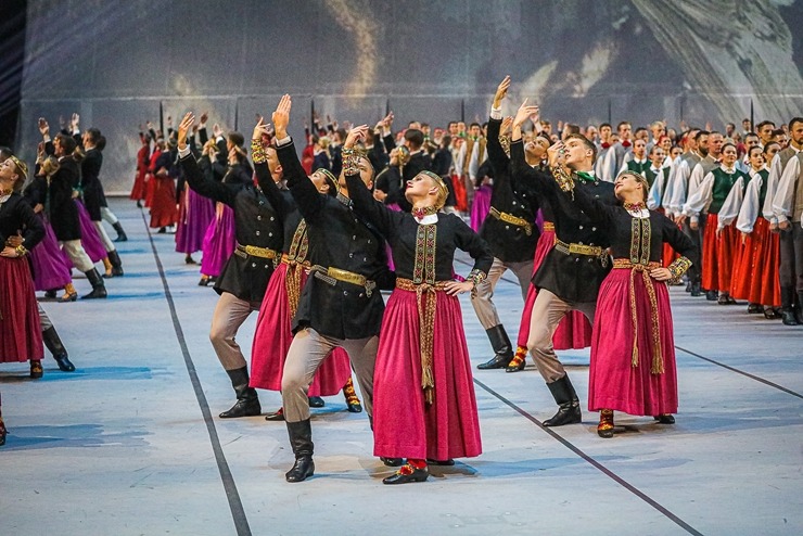 Fotogrāfs Mareks Galinovskis piedāvā: Latviešu skatuviskās dejas lielkoncerts Fotogrāfs Mareks Galinovskis piedāvā: Latviešu skatuviskās dejas lielkoncerts