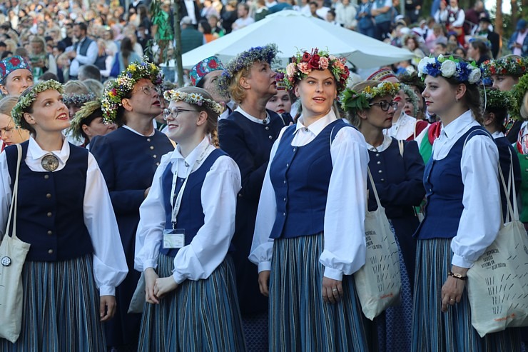 Dziesmu svētku dziesminieku lielkoncerts un svinības Mežaparkā 339403