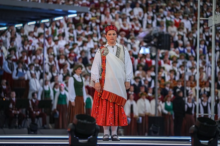 Fotogrāfs Mareks Galinovskis: Dziesmu svētku lielkoncerts «Tīrums. Dziesmas ceļš» skan Mežaparka Lielajā estrādē Fotogrāfs Mareks Galinovskis: Dziesmu svētku lielkoncerts «Tīrums. Dziesmas ceļš» skan Mežaparka Lielajā estrādē 339839