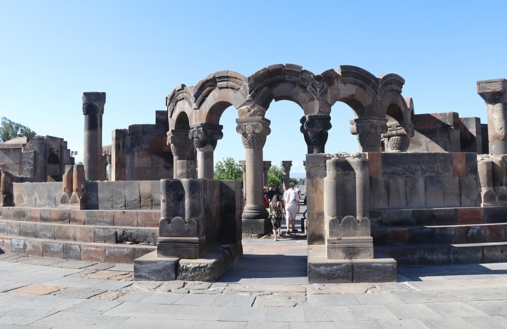 Travelnews.lv iepazīst Zvartnota tempļa drupas Armēnijā, kas ir iekļautas UNESCO sarakstā. Sadarbībā ar airBaltic Travelnews.lv iepazīst Zvartnota tempļa drupas Armēnijā, kas ir iekļautas UNESCO sarakstā. Sadarbībā ar airBaltic 340684