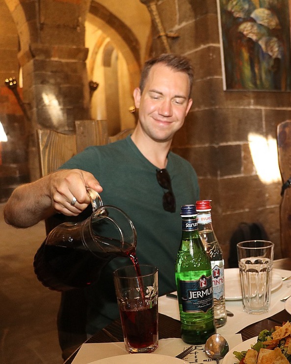 Travelnews.lv pusdieno Vagaršapatas armēņu autentiskā restorānā «Agape Refectory». Sadarbībā ar airBaltic Travelnews.lv pusdieno Vagaršapatas armēņu autentiskā restorānā «Agape Refectory». Sadarbībā ar airBaltic 340978