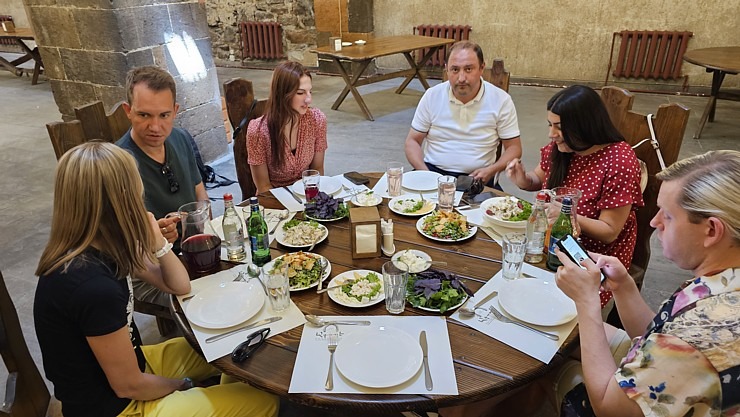 Travelnews.lv pusdieno Vagaršapatas armēņu autentiskā restorānā «Agape Refectory». Sadarbībā ar airBaltic Travelnews.lv pusdieno Vagaršapatas armēņu autentiskā restorānā «Agape Refectory». Sadarbībā ar airBaltic 340979