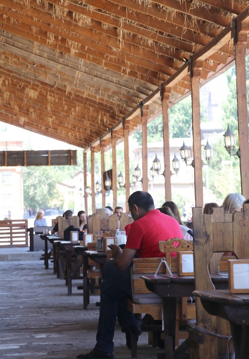 Travelnews.lv pusdieno Vagaršapatas armēņu autentiskā restorānā «Agape Refectory». Sadarbībā ar airBaltic Travelnews.lv pusdieno Vagaršapatas armēņu autentiskā restorānā «Agape Refectory». Sadarbībā ar airBaltic 340972