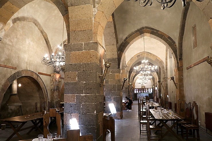 Travelnews.lv pusdieno Vagaršapatas armēņu autentiskā restorānā «Agape Refectory». Sadarbībā ar airBaltic Travelnews.lv pusdieno Vagaršapatas armēņu autentiskā restorānā «Agape Refectory». Sadarbībā ar airBaltic 340973