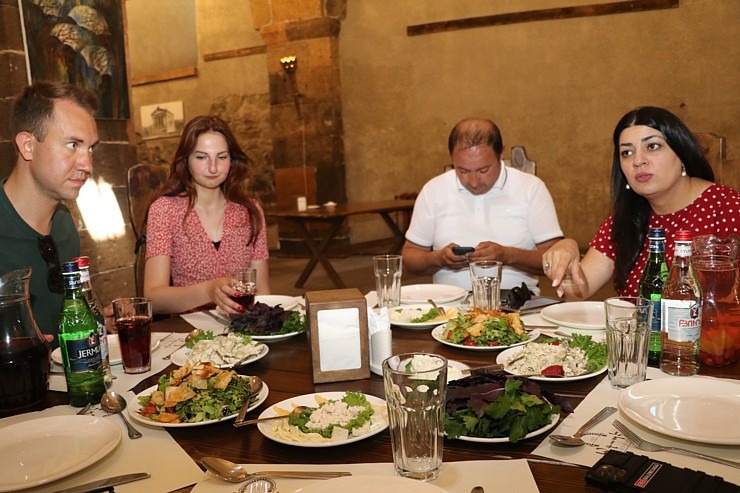 Travelnews.lv pusdieno Vagaršapatas armēņu autentiskā restorānā «Agape Refectory». Sadarbībā ar airBaltic Travelnews.lv pusdieno Vagaršapatas armēņu autentiskā restorānā «Agape Refectory». Sadarbībā ar airBaltic 340977