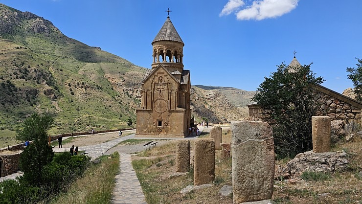 Travelnews.lv apmeklē IX līdz XVI gadsimta klosteru kompleksu Noravank Armēnijā. Sadarbībā ar airBaltic Travelnews.lv apmeklē IX līdz XVI gadsimta klosteru kompleksu Noravank Armēnijā. Sadarbībā ar airBaltic 341093