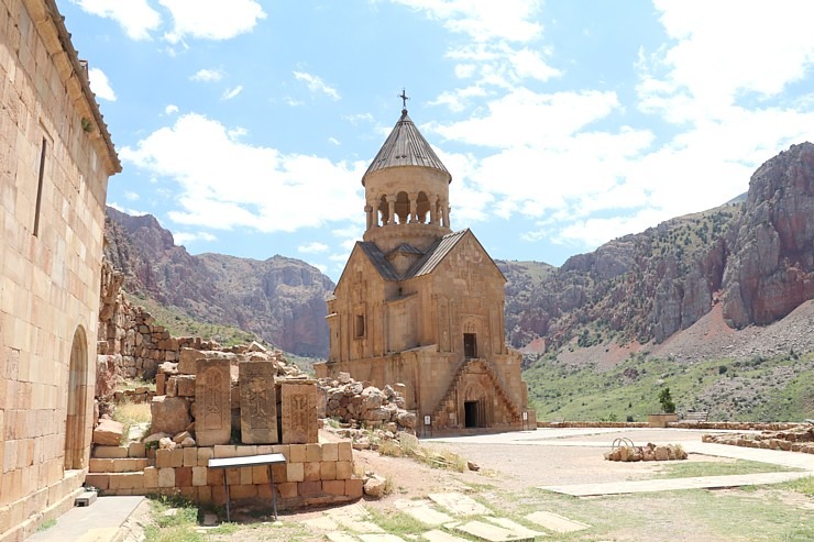 Travelnews.lv apmeklē IX līdz XVI gadsimta klosteru kompleksu Noravank Armēnijā. Sadarbībā ar airBaltic Travelnews.lv apmeklē IX līdz XVI gadsimta klosteru kompleksu Noravank Armēnijā. Sadarbībā ar airBaltic 341097