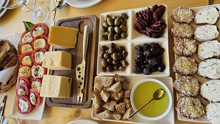 Travelnews.lv izbaudām labākās pusdienas Armēnijas ceļojumā - restorāns «Old Bridge Winery». Sadarbībā ar airBaltic Travelnews.lv izbaudām labākās pusdienas Armēnijas ceļojumā - restorāns «Old Bridge Winery». Sadarbībā ar airBaltic 341315