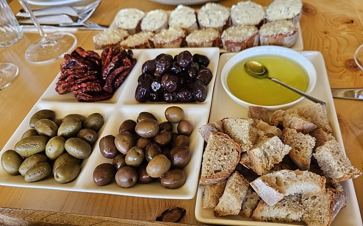 Travelnews.lv izbaudām labākās pusdienas Armēnijas ceļojumā - restorāns «Old Bridge Winery». Sadarbībā ar airBaltic 341317
