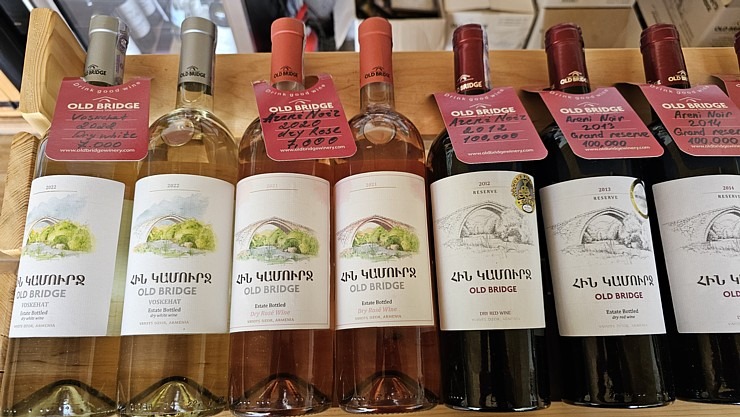 Travelnews.lv izbaudām labākās pusdienas Armēnijas ceļojumā - restorāns «Old Bridge Winery». Sadarbībā ar airBaltic Travelnews.lv izbaudām labākās pusdienas Armēnijas ceļojumā - restorāns «Old Bridge Winery». Sadarbībā ar airBaltic 341328