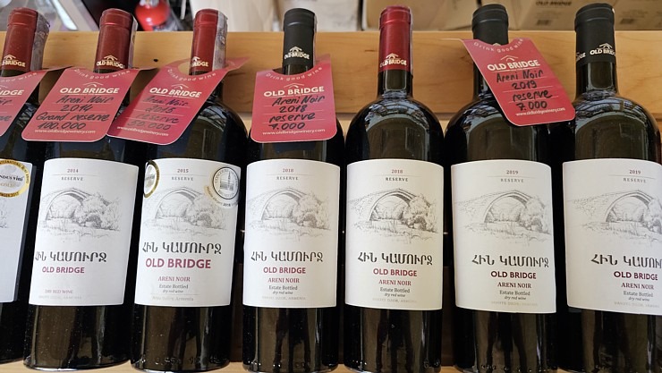 Travelnews.lv izbaudām labākās pusdienas Armēnijas ceļojumā - restorāns «Old Bridge Winery». Sadarbībā ar airBaltic Travelnews.lv izbaudām labākās pusdienas Armēnijas ceļojumā - restorāns «Old Bridge Winery». Sadarbībā ar airBaltic 341330