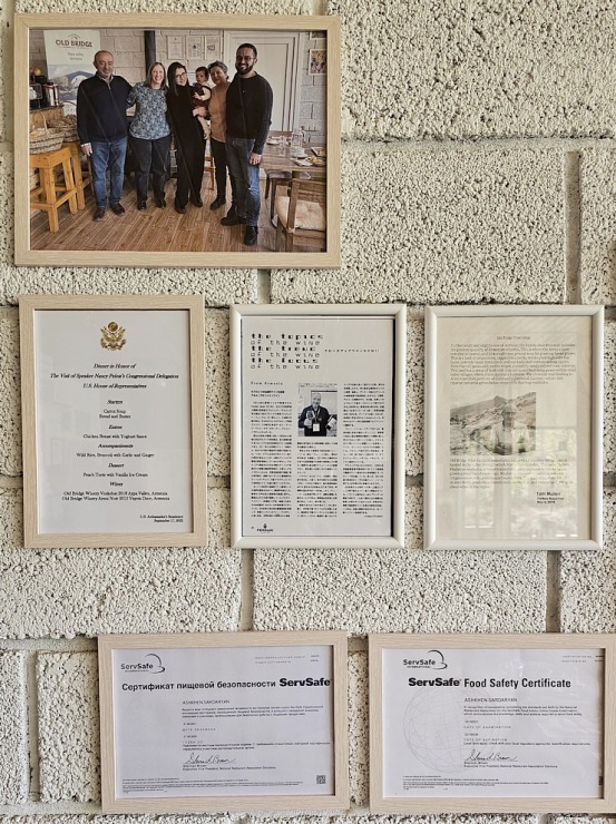 Travelnews.lv izbaudām labākās pusdienas Armēnijas ceļojumā - restorāns «Old Bridge Winery». Sadarbībā ar airBaltic Travelnews.lv izbaudām labākās pusdienas Armēnijas ceļojumā - restorāns «Old Bridge Winery». Sadarbībā ar airBaltic 341333