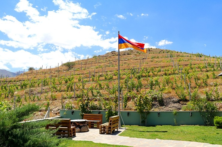 Travelnews.lv izbaudām labākās pusdienas Armēnijas ceļojumā - restorāns «Old Bridge Winery». Sadarbībā ar airBaltic 341307
