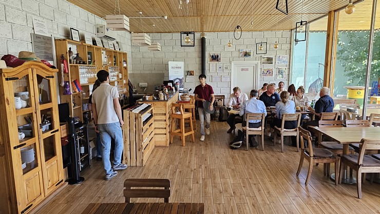 Travelnews.lv izbaudām labākās pusdienas Armēnijas ceļojumā - restorāns «Old Bridge Winery». Sadarbībā ar airBaltic 341311