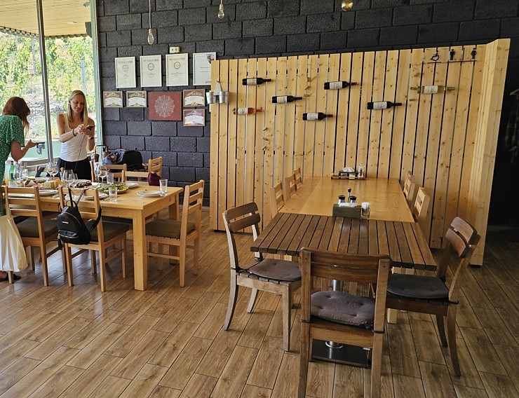 Travelnews.lv izbaudām labākās pusdienas Armēnijas ceļojumā - restorāns «Old Bridge Winery». Sadarbībā ar airBaltic 341312
