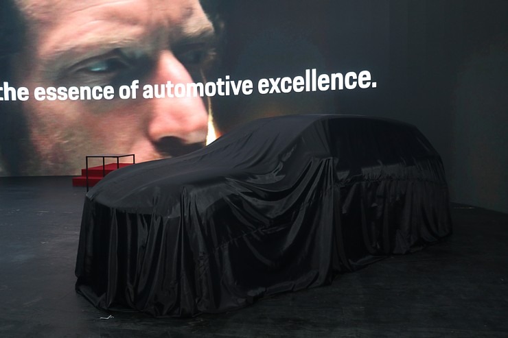 Latvijā svinīgi tiek sagaidīts jaunais «Porsche Cayenne» kopā ar šefpavāra Ērika Dreibanta gardumiem Latvijā svinīgi tiek sagaidīts jaunais «Porsche Cayenne» kopā ar šefpavāra Ērika Dreibanta gardumiem 341351