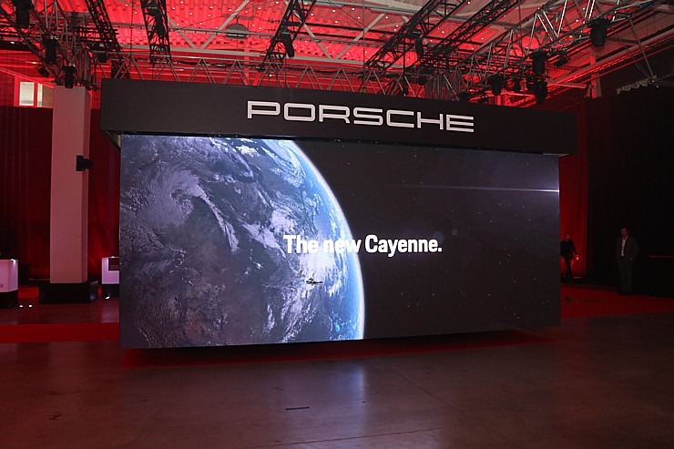 Latvijā svinīgi tiek sagaidīts jaunais «Porsche Cayenne» kopā ar šefpavāra Ērika Dreibanta gardumiem Latvijā svinīgi tiek sagaidīts jaunais «Porsche Cayenne» kopā ar šefpavāra Ērika Dreibanta gardumiem 341362