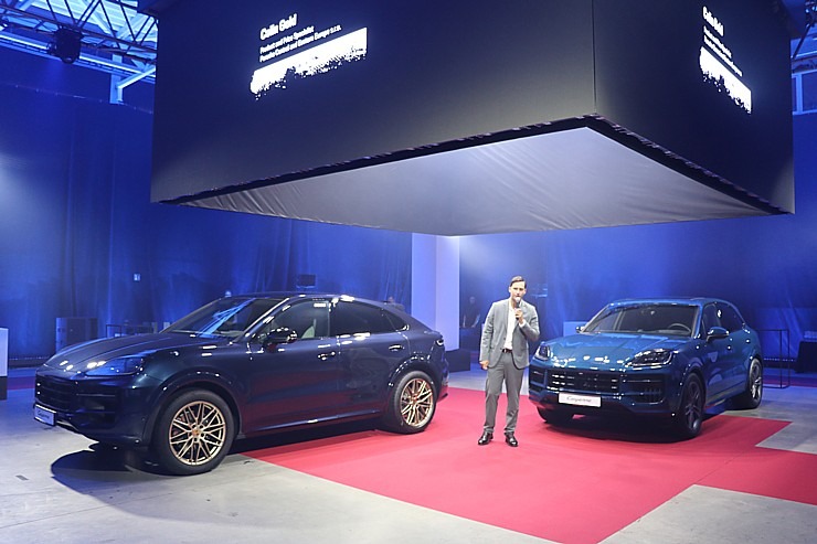 Latvijā svinīgi tiek sagaidīts jaunais «Porsche Cayenne» kopā ar šefpavāra Ērika Dreibanta gardumiem Latvijā svinīgi tiek sagaidīts jaunais «Porsche Cayenne» kopā ar šefpavāra Ērika Dreibanta gardumiem 341363