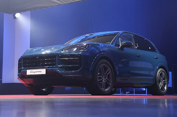 Latvijā svinīgi tiek sagaidīts jaunais «Porsche Cayenne» kopā ar šefpavāra Ērika Dreibanta gardumiem Latvijā svinīgi tiek sagaidīts jaunais «Porsche Cayenne» kopā ar šefpavāra Ērika Dreibanta gardumiem 341364