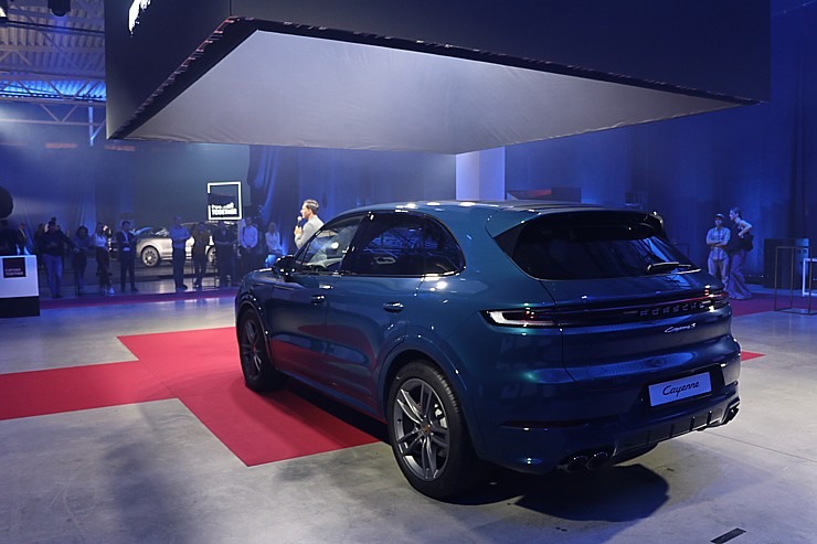 Latvijā svinīgi tiek sagaidīts jaunais «Porsche Cayenne» kopā ar šefpavāra Ērika Dreibanta gardumiem Latvijā svinīgi tiek sagaidīts jaunais «Porsche Cayenne» kopā ar šefpavāra Ērika Dreibanta gardumiem 341365
