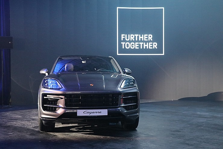 Latvijā svinīgi tiek sagaidīts jaunais «Porsche Cayenne» kopā ar šefpavāra Ērika Dreibanta gardumiem Latvijā svinīgi tiek sagaidīts jaunais «Porsche Cayenne» kopā ar šefpavāra Ērika Dreibanta gardumiem 341366