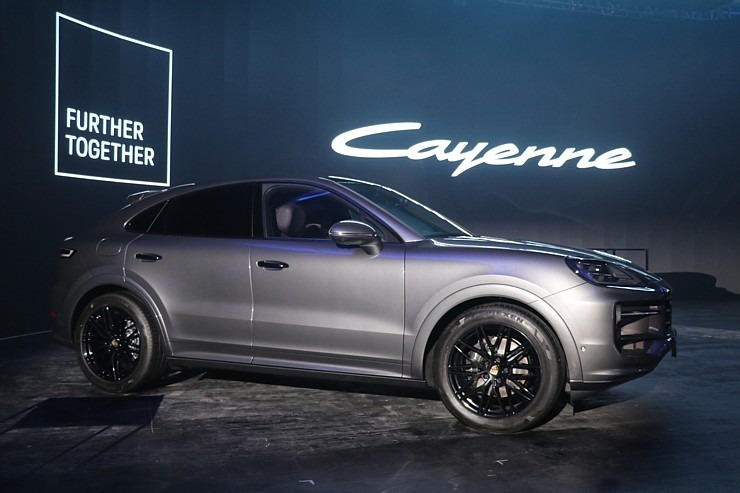Latvijā svinīgi tiek sagaidīts jaunais «Porsche Cayenne» kopā ar šefpavāra Ērika Dreibanta gardumiem Latvijā svinīgi tiek sagaidīts jaunais «Porsche Cayenne» kopā ar šefpavāra Ērika Dreibanta gardumiem 341367