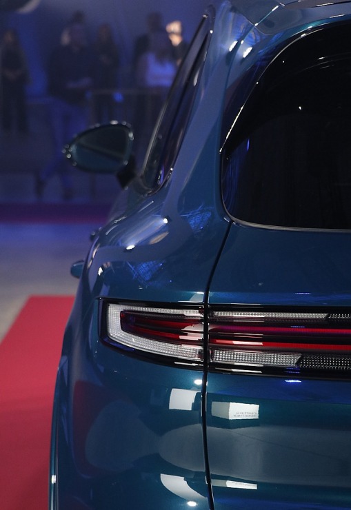 Latvijā svinīgi tiek sagaidīts jaunais «Porsche Cayenne» kopā ar šefpavāra Ērika Dreibanta gardumiem Latvijā svinīgi tiek sagaidīts jaunais «Porsche Cayenne» kopā ar šefpavāra Ērika Dreibanta gardumiem 341368