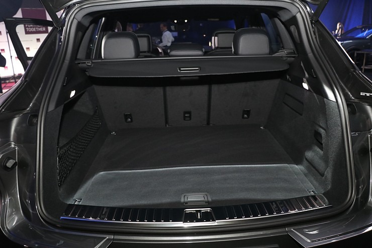 Latvijā svinīgi tiek sagaidīts jaunais «Porsche Cayenne» kopā ar šefpavāra Ērika Dreibanta gardumiem Latvijā svinīgi tiek sagaidīts jaunais «Porsche Cayenne» kopā ar šefpavāra Ērika Dreibanta gardumiem 341370
