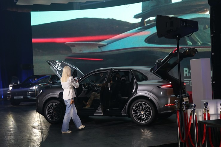 Latvijā svinīgi tiek sagaidīts jaunais «Porsche Cayenne» kopā ar šefpavāra Ērika Dreibanta gardumiem Latvijā svinīgi tiek sagaidīts jaunais «Porsche Cayenne» kopā ar šefpavāra Ērika Dreibanta gardumiem 341371