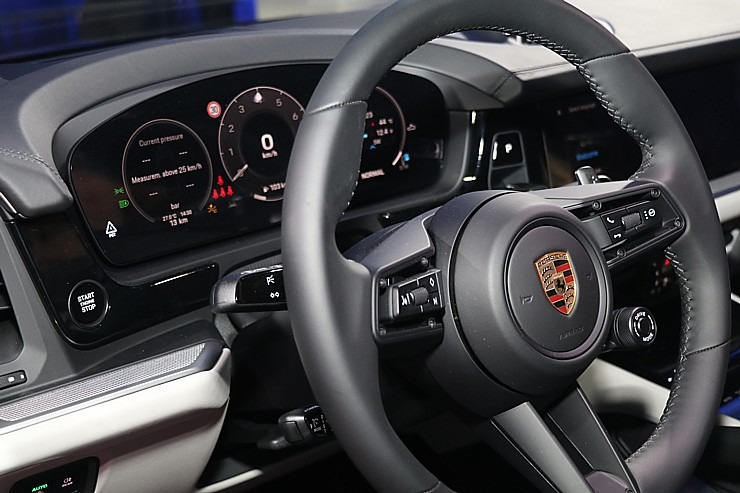 Latvijā svinīgi tiek sagaidīts jaunais «Porsche Cayenne» kopā ar šefpavāra Ērika Dreibanta gardumiem Latvijā svinīgi tiek sagaidīts jaunais «Porsche Cayenne» kopā ar šefpavāra Ērika Dreibanta gardumiem 341374