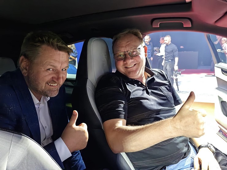 Latvijā svinīgi tiek sagaidīts jaunais «Porsche Cayenne» kopā ar šefpavāra Ērika Dreibanta gardumiem Latvijā svinīgi tiek sagaidīts jaunais «Porsche Cayenne» kopā ar šefpavāra Ērika Dreibanta gardumiem 341378