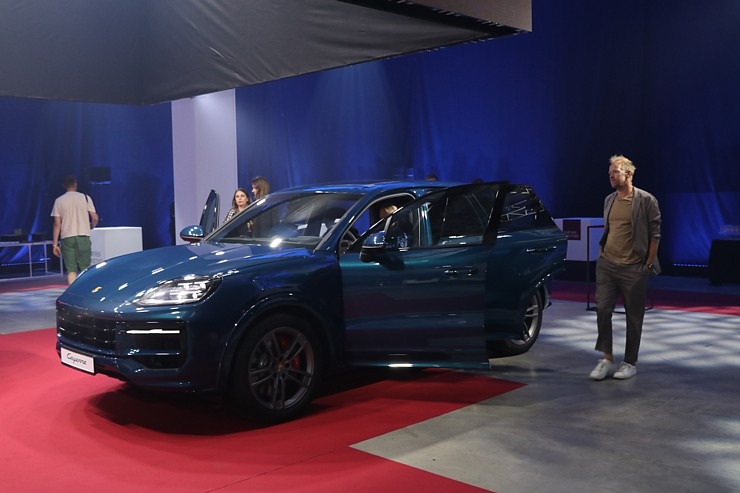 Latvijā svinīgi tiek sagaidīts jaunais «Porsche Cayenne» kopā ar šefpavāra Ērika Dreibanta gardumiem Latvijā svinīgi tiek sagaidīts jaunais «Porsche Cayenne» kopā ar šefpavāra Ērika Dreibanta gardumiem 341379