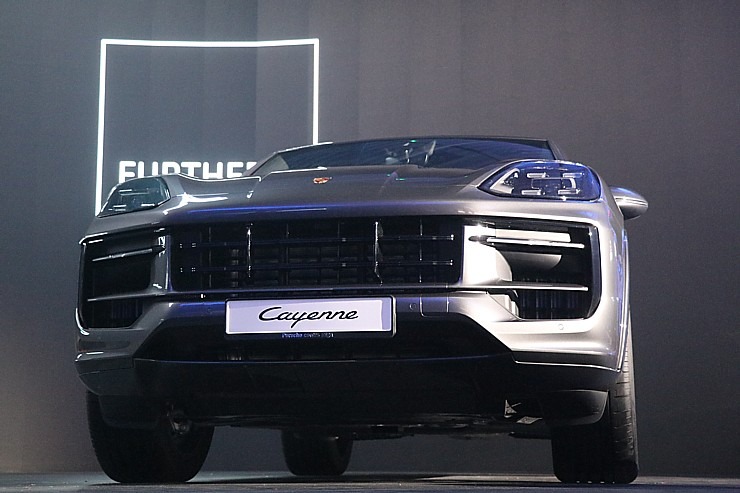 Latvijā svinīgi tiek sagaidīts jaunais «Porsche Cayenne» kopā ar šefpavāra Ērika Dreibanta gardumiem Latvijā svinīgi tiek sagaidīts jaunais «Porsche Cayenne» kopā ar šefpavāra Ērika Dreibanta gardumiem 341380