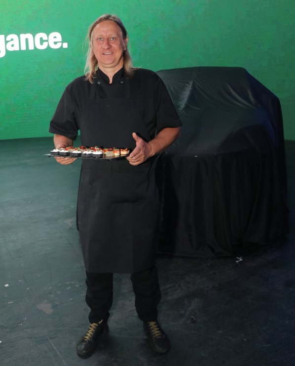 Latvijā svinīgi tiek sagaidīts jaunais «Porsche Cayenne» kopā ar šefpavāra Ērika Dreibanta gardumiem Latvijā svinīgi tiek sagaidīts jaunais «Porsche Cayenne» kopā ar šefpavāra Ērika Dreibanta gardumiem 341357