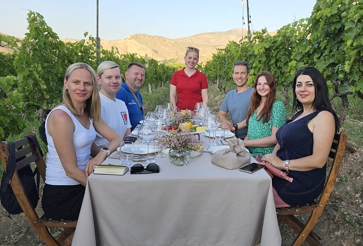Travelnews.lv Armēnijā izbauda bagātīgas vakariņas vīnogu laukā kopā ar «Areni Wine Winery». Sadarbībā ar airBaltic Travelnews.lv Armēnijā izbauda bagātīgas vakariņas vīnogu laukā kopā ar «Areni Wine Winery». Sadarbībā ar airBaltic 341476