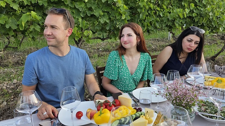 Travelnews.lv Armēnijā izbauda bagātīgas vakariņas vīnogu laukā kopā ar «Areni Wine Winery». Sadarbībā ar airBaltic Travelnews.lv Armēnijā izbauda bagātīgas vakariņas vīnogu laukā kopā ar «Areni Wine Winery». Sadarbībā ar airBaltic 341478