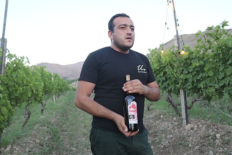 Travelnews.lv Armēnijā izbauda bagātīgas vakariņas vīnogu laukā kopā ar «Areni Wine Winery». Sadarbībā ar airBaltic Travelnews.lv Armēnijā izbauda bagātīgas vakariņas vīnogu laukā kopā ar «Areni Wine Winery». Sadarbībā ar airBaltic 341480