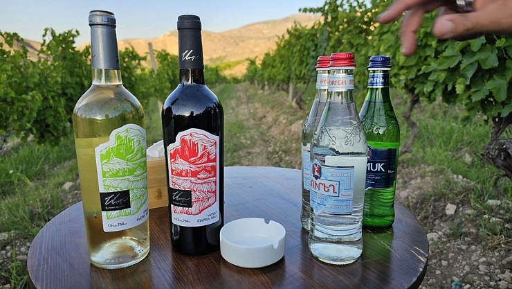 Travelnews.lv Armēnijā izbauda bagātīgas vakariņas vīnogu laukā kopā ar «Areni Wine Winery». Sadarbībā ar airBaltic Travelnews.lv Armēnijā izbauda bagātīgas vakariņas vīnogu laukā kopā ar «Areni Wine Winery». Sadarbībā ar airBaltic 341482