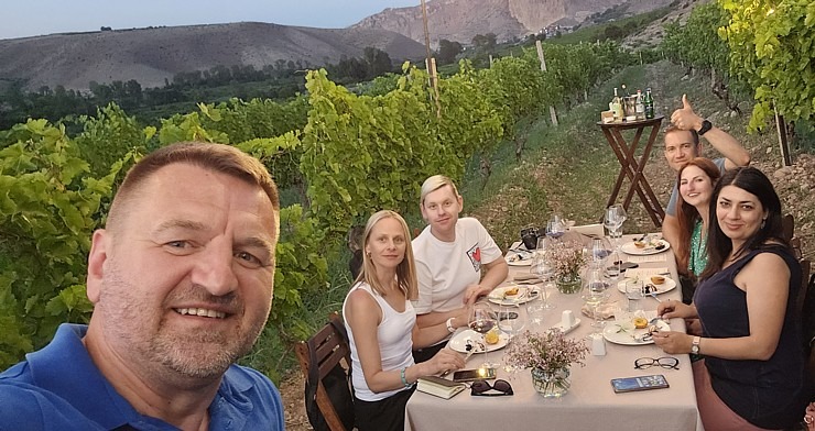 Travelnews.lv Armēnijā izbauda bagātīgas vakariņas vīnogu laukā kopā ar «Areni Wine Winery». Sadarbībā ar airBaltic Travelnews.lv Armēnijā izbauda bagātīgas vakariņas vīnogu laukā kopā ar «Areni Wine Winery». Sadarbībā ar airBaltic 341490